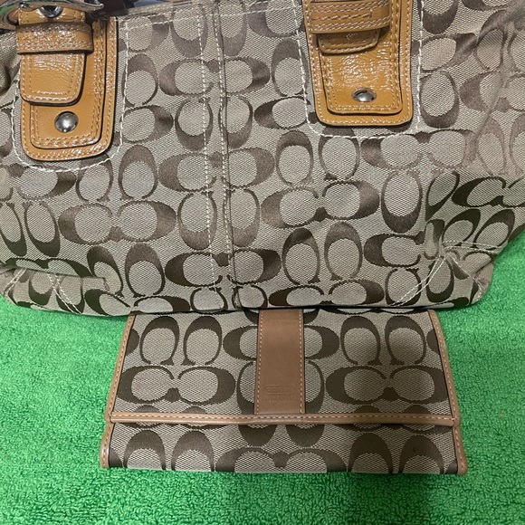 Beautiful  vintage used coach purse plus wallet excellent condition clean - Picture 2 of 11